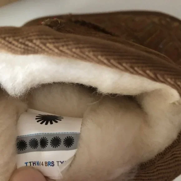 UGG Classic II Graphic Stitch Leather Kids' Short Boot for boy or girl. Size: 6 - Picture 11 of 13